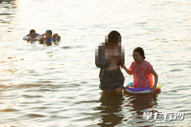 女子逐漸上岸,，一旁的陳靈萱還在勸慰著她。