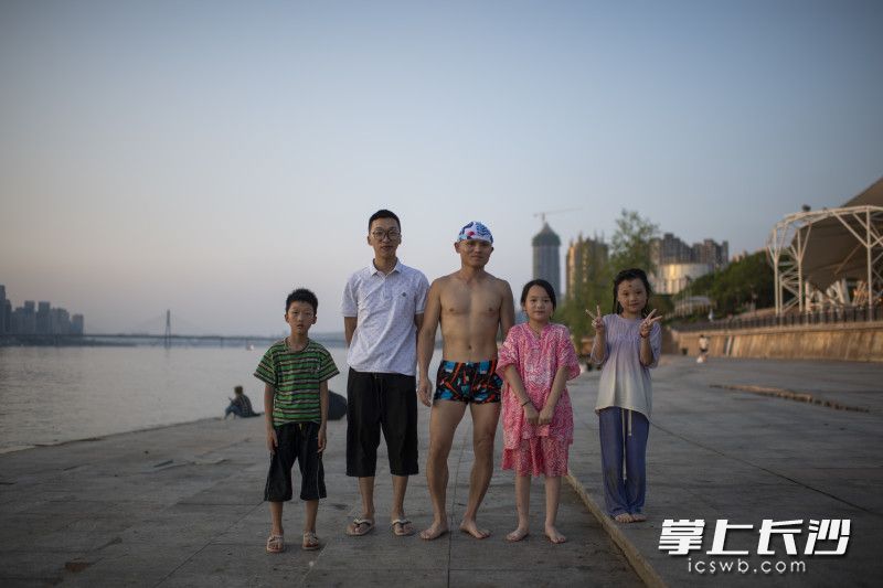 從右至左,，為陳蔓琪、陳靈萱,、胡家家,、張人濤和他的兒子。