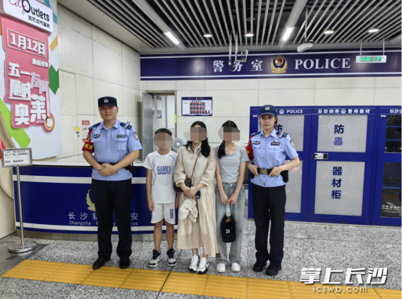 民警幫走丟的兒童找到家人。圖片均為長沙晚報(bào)通訊員 李娜 提供