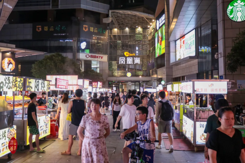 北辰鳳凰海夜市就在“北辰三角洲”站的地鐵口,。何文瑞 攝