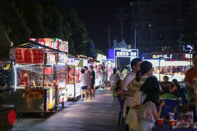 夜色漸濃，位于陽光壹佰鳳凰街附近的星辰夜市燈火通明,，熱鬧非凡,。何文瑞 攝