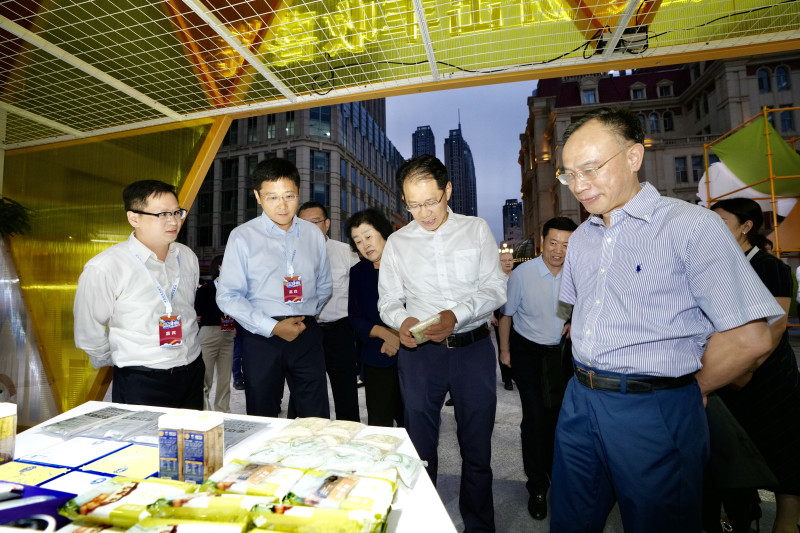 農(nóng)業(yè)農(nóng)村部黨組成員李敬輝（右一）、天津市副市長謝元（右二）正在參觀拼多多展臺,。陳卓 攝