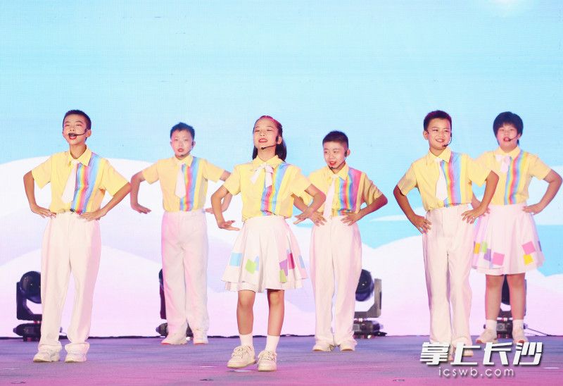 孩子們通過吟,、唱、彈,、寫等獨(dú)特方式,，彰顯“博士村”的家風(fēng)魅力和書香傳承。