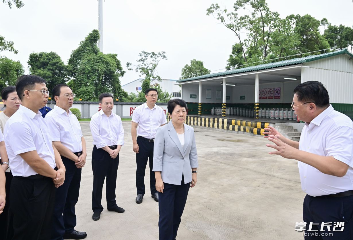 在湖南湘江新區(qū)瓶裝液化氣麓谷供應(yīng)站,，省委常委,、市委書記吳桂英詳細了解充裝、儲存,、配送、使用等環(huán)節(jié)安全措施落實情況,。