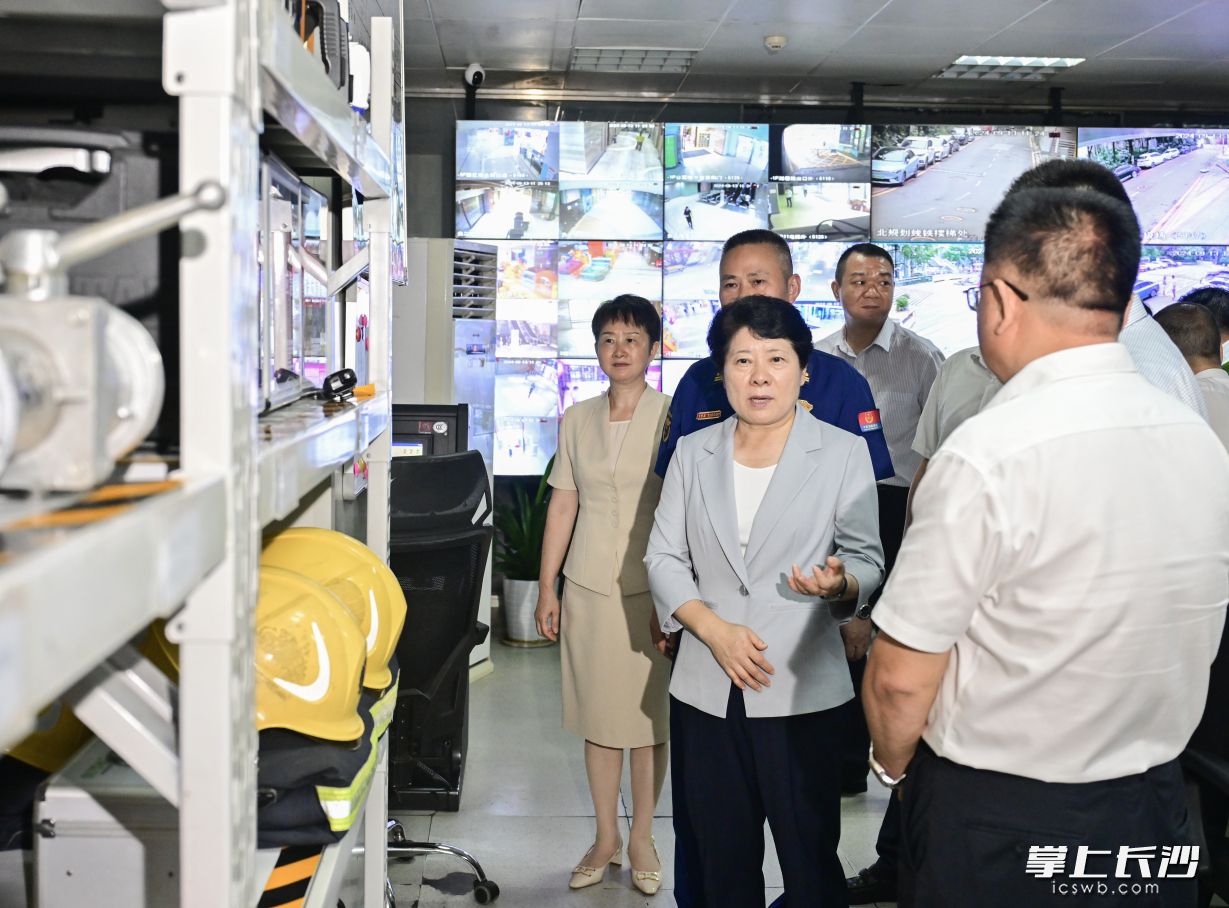 在泊富國際廣場,，吳桂英察看門店經(jīng)營秩序、消防安全,、市場保供等情況,。