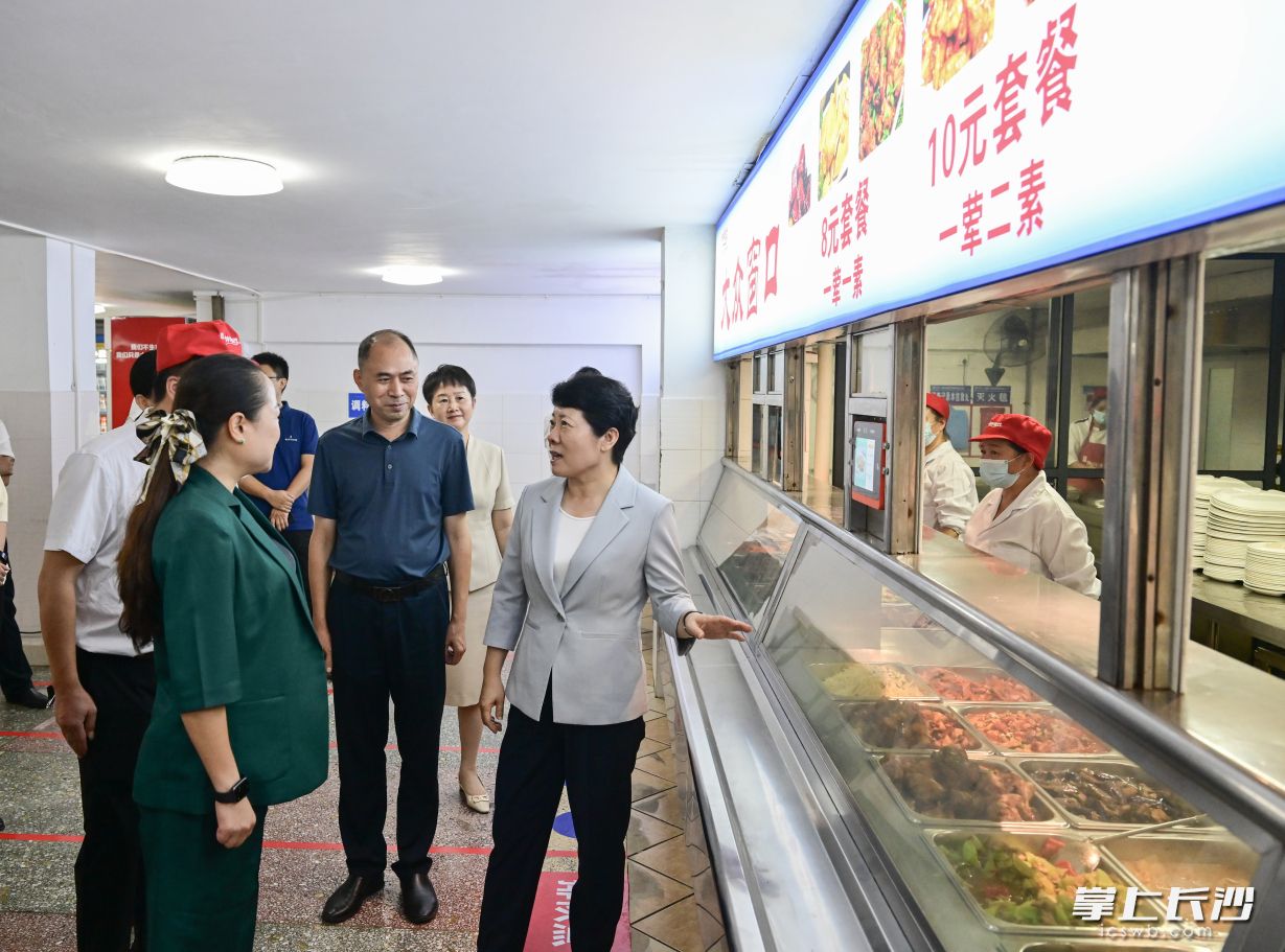 在長沙市一中，吳桂英聽取學(xué)校落實食品安全主體責(zé)任情況匯報,，督導(dǎo)校園食品安全,、交通安全、消防安全等工作,。  均為長沙晚報全媒體記者 余劭劼 攝