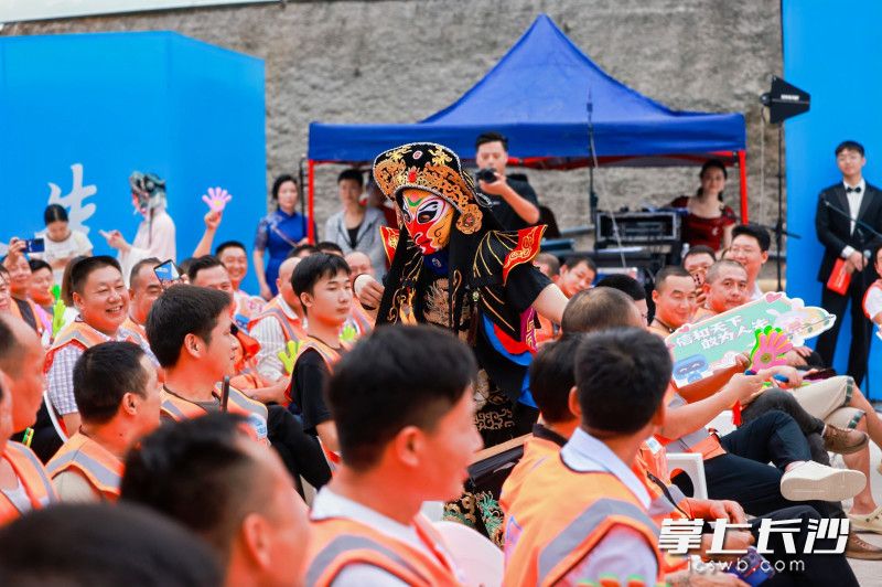 變臉表演者走進(jìn)人群中表演,。