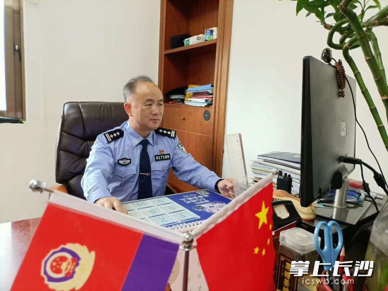 長(zhǎng)沙縣公安局星沙派出所民警王曙,。長(zhǎng)沙晚報(bào)全媒體記者 鄧艷紅 攝