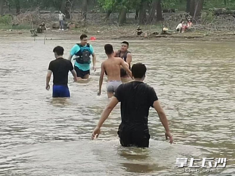魏昊（藍(lán)衣）和同伴們沖進(jìn)水里救出溺水男子,。 通訊員供圖