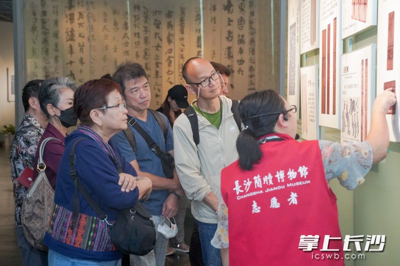 一位志愿者正在為觀眾講解《承漢啟唐——北朝書法與雕塑藝術(shù)展》展品,。