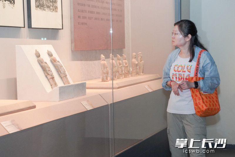觀眾正在欣賞《承漢啟唐——北朝書法與雕塑藝術(shù)展》雕塑作品,。