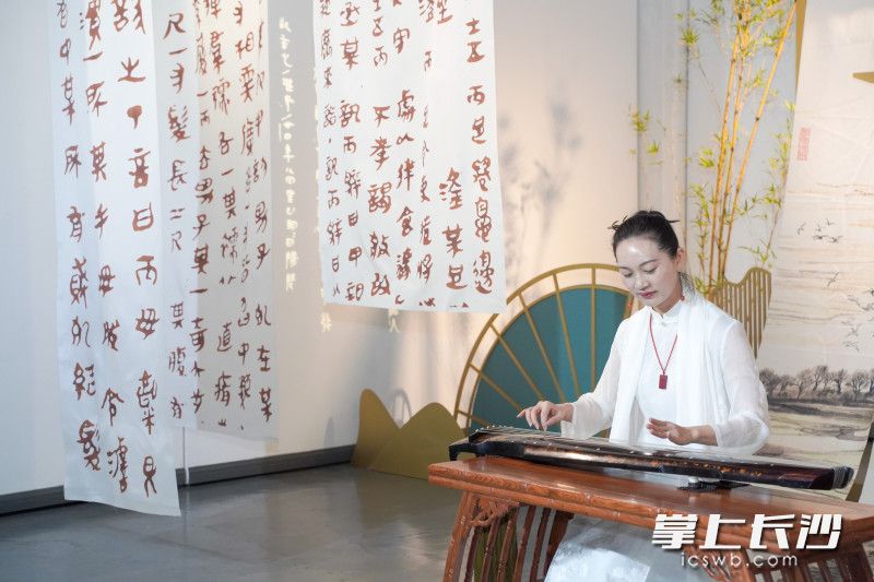 現(xiàn)場(chǎng)還有古琴表演。