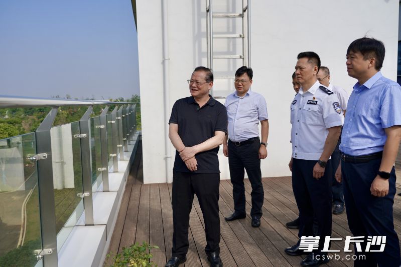 張敏在大澤湖近自然濕地公園督查巡林及檢查建筑工地安全生產(chǎn)工作,。均為長沙晚報通訊員 袁帥 攝
