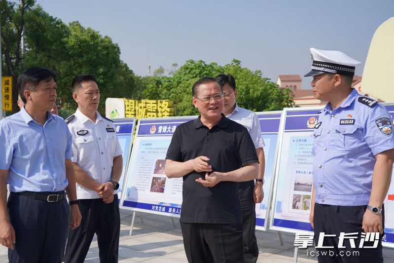 張敏在雷鋒大道奧萊城路段督查交通安全情況,。