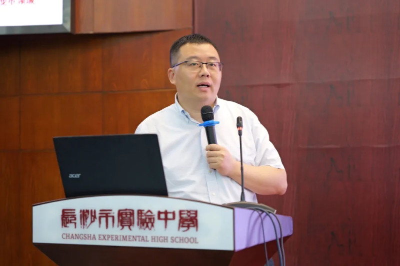 北京化工大學(xué)生命科學(xué)與技術(shù)學(xué)院黨委書記,、教授,、博導(dǎo)曹輝面向高一學(xué)生做題為《大規(guī)模生物制造業(yè)產(chǎn)業(yè)即將到來》的講座。