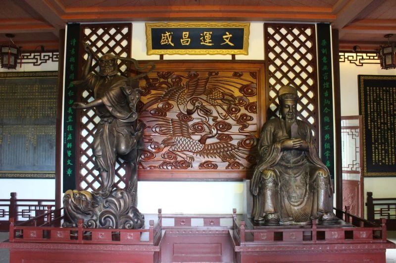 天心閣文昌帝君,、魁星像陳列展示廳中，兩邊石柱牌匾上刻有曾國藩題寫的對聯(lián),。圖片來源：長沙市天心閣管理處官方網(wǎng)站