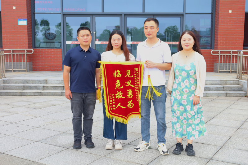 市民羅先生（右二）來到長沙衛(wèi)生職業(yè)學院贈送錦旗致謝,。均為長沙晚報通訊員 戴偉 陳江 供圖