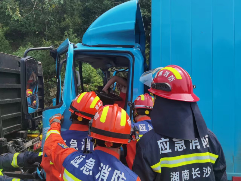 望城消防救援站消防救援人員救援現(xiàn)場,。通訊員供圖