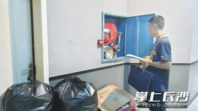 在檢查過程中對發(fā)現(xiàn)的問題將及時下達整改通知書,。