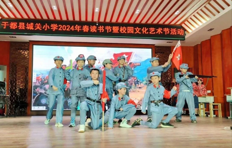 在公略步兵學(xué)校舊址，于都縣城關(guān)小學(xué)經(jīng)常組織各類紅色主題活動(dòng),。圖片來源：城關(guān)小學(xué)微信公眾號