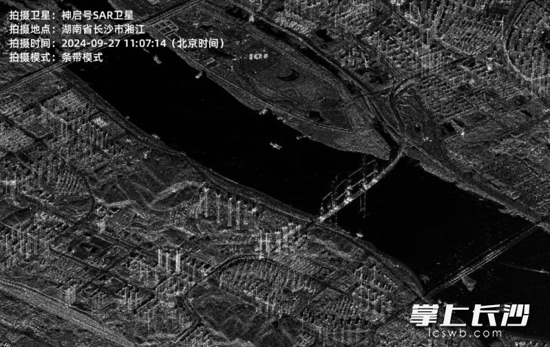圖為神啟號SAR衛(wèi)星條帶模式圖像——湖南省長沙市湘江周邊區(qū)域,，建筑物、道路,、跨江大橋等基礎(chǔ)設(shè)施的結(jié)構(gòu)分明,，金屬燈桿與船只尾跡等細節(jié)清晰可見。