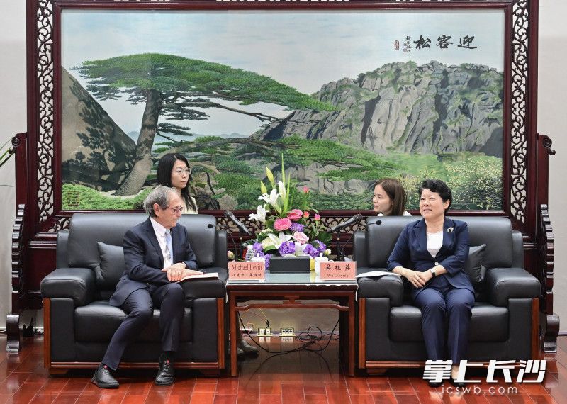 9月30日,，省委常委,、市委書記吳桂英會(huì)見2013年諾貝爾化學(xué)獎(jiǎng)獲得者邁克爾·萊維特一行。 長(zhǎng)沙晚報(bào)全媒體記者 余劭劼 攝