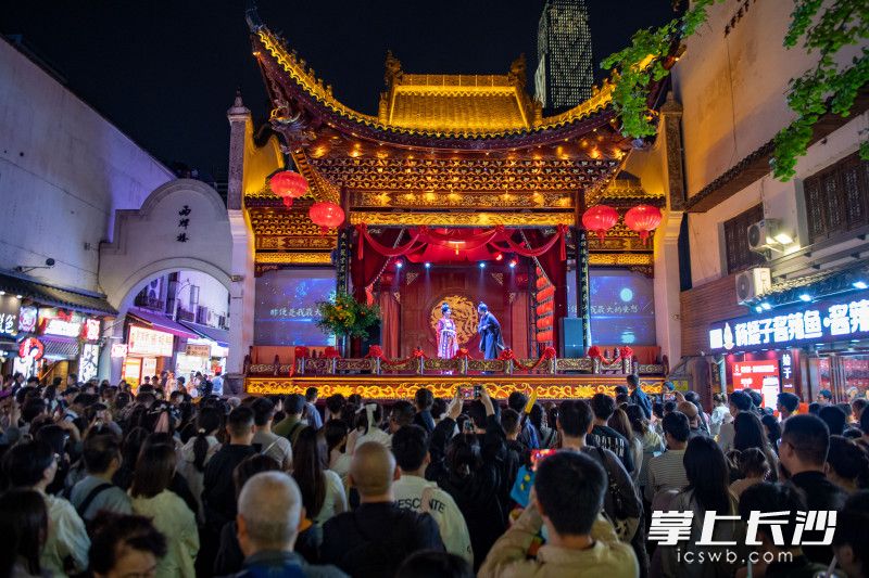 游客們在長沙太平街戲臺前觀看表演。均為長沙晚報全媒體記者 郭雨滴 攝