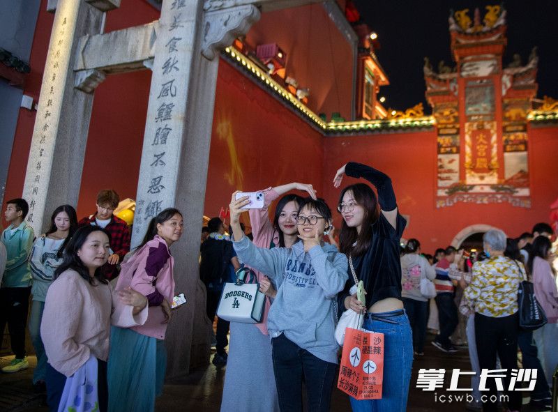 游客們在火宮殿前自拍打卡,。