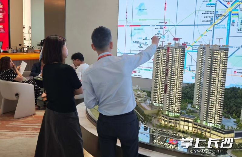 10月4日,，一位消費者在某在售樓盤了解項目信息,。