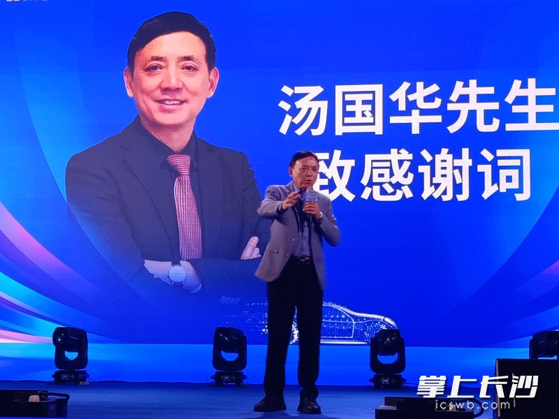 蘭天集團董事長湯國華表示,，將為車主一如既往地提供最優(yōu)服務(wù),，與車主共創(chuàng)輝煌。長沙晚報全媒體記者 曹開陽 攝