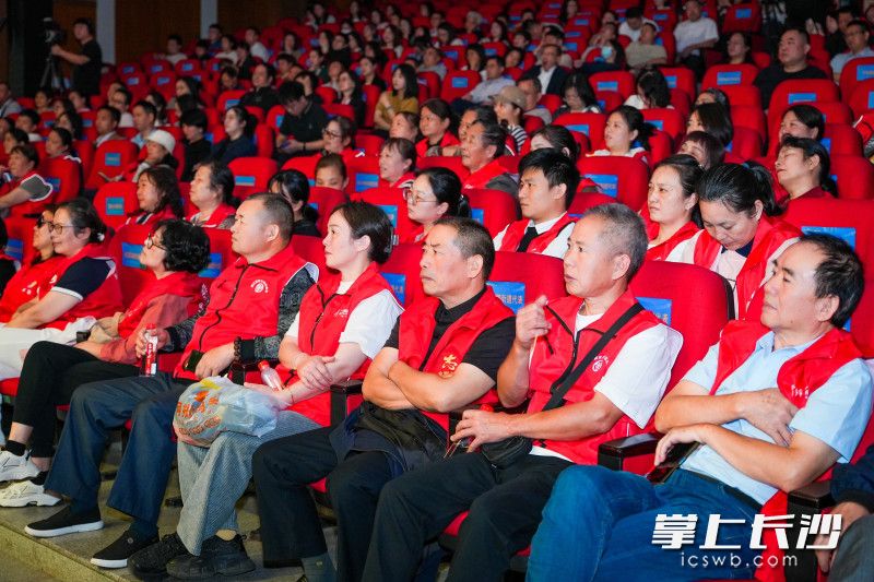 讓在場(chǎng)觀眾見證雷鋒成長(zhǎng)歷程,。