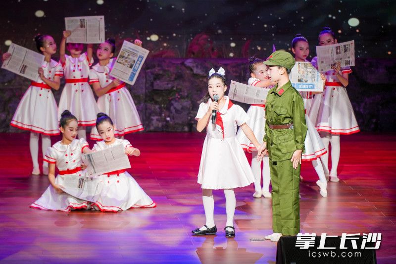 歌舞表演《唱響雷鋒之歌》拉開活動(dòng)的序幕,。均為主辦方供圖
