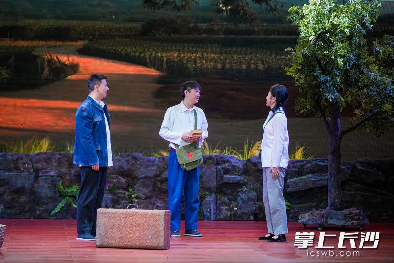 《湘伢子雷鋒》精彩上演。