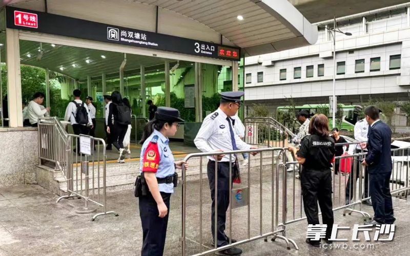 長沙地鐵持續(xù)開展“三清一暢”專項整治，維護車站出入口周邊環(huán)境清潔,、秩序清爽、設施清亮,、通道暢通,。   長沙地鐵供圖