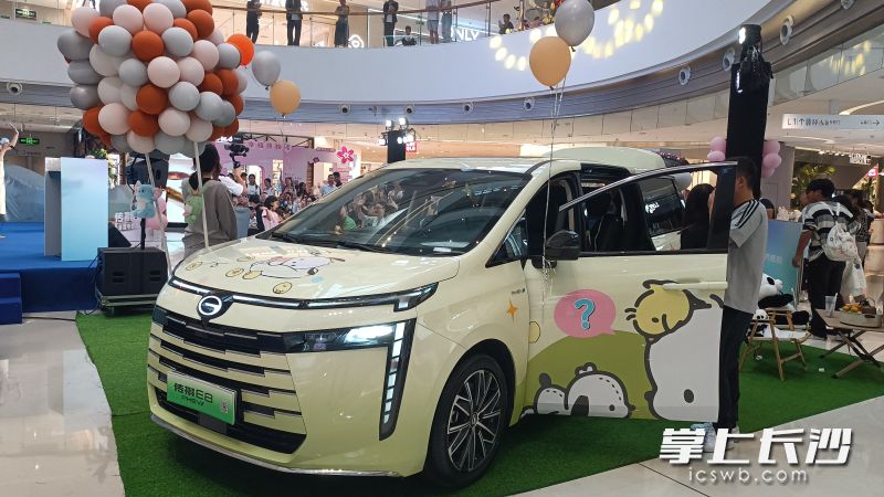 現(xiàn)場(chǎng)的傳祺E8+展車(chē)洋溢于家的溫馨,。 均為 長(zhǎng)沙晚報(bào)全媒體記者 曹開(kāi)陽(yáng) 攝