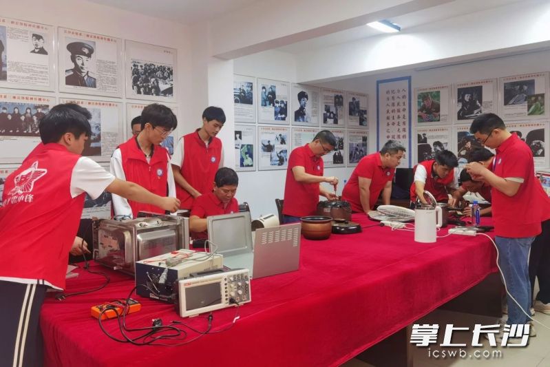 師生們對送過來的電器進(jìn)行維修。長沙晚報通訊員 李偉敦 攝