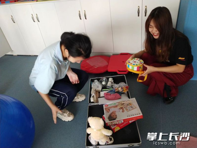 在學(xué)校資源教室里,，老師正在給隨班就讀的特需學(xué)生進(jìn)行輔導(dǎo)。長沙晚報(bào)通訊員 顏雪亞 攝