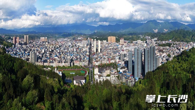日新月異的龍山縣城,。均為龍山縣委宣傳部 供圖
