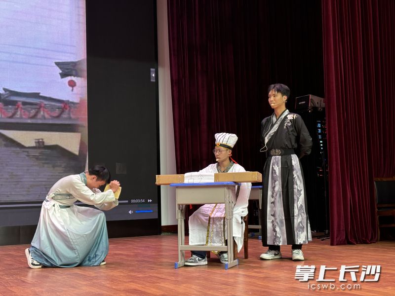 學(xué)校按照新課程理念,，開(kāi)展各類學(xué)科特色活動(dòng),，為學(xué)生搭建個(gè)性展示的平臺(tái)。