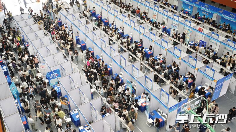 17日,，2024年金秋招聘月啟動(dòng)儀式暨專場(chǎng)招聘會(huì)在湖南工商大學(xué)啟動(dòng)。均為長(zhǎng)沙晚報(bào)通訊員 鞏如泉 攝
