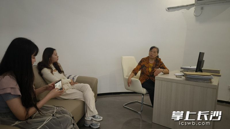 市民在向“金牌調(diào)解員”咨詢相關(guān)事務(wù),。 長沙晚報(bào)全媒體記者 周小華 攝