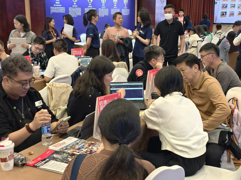 在今日舉行的啟德國際教育展長沙會場上,，來咨詢的家長正在跟各國留學(xué)顧問和學(xué)校代表進行一對一的咨詢,。長沙晚報通訊員 李穎 攝
