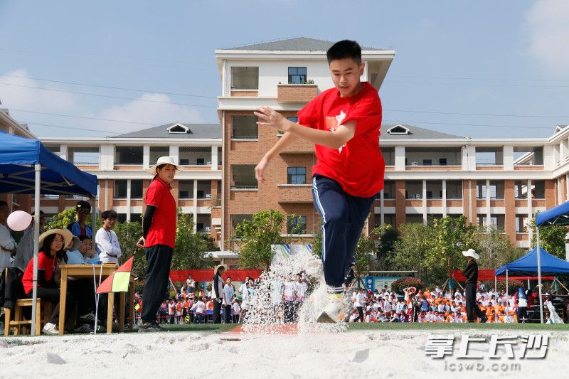 一名“雷小鋒”在跳遠比賽中,。