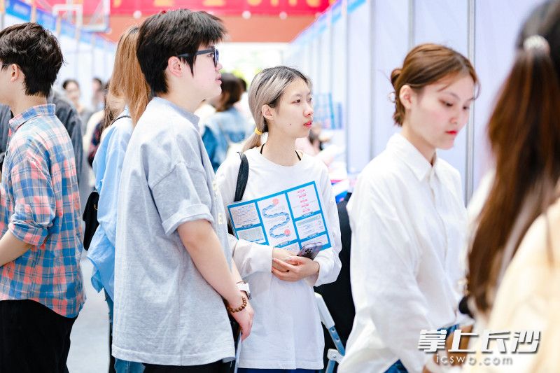 眾多學(xué)子信心滿滿，“搶先”向目標(biāo)用人單位投遞簡(jiǎn)歷,。均為長(zhǎng)沙晚報(bào)全媒體記者 劉攀 攝