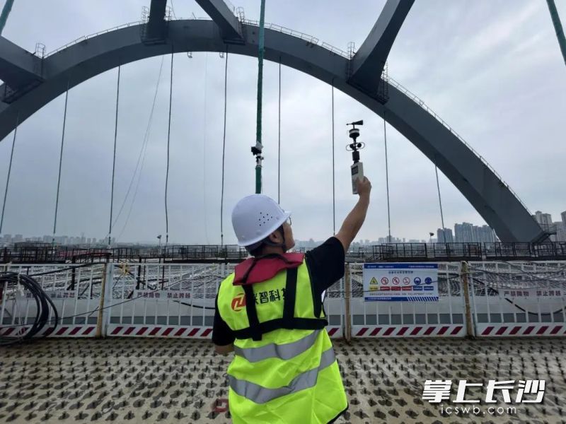 聯(lián)智科技技術(shù)人員在橋梁施工現(xiàn)場(chǎng)進(jìn)行監(jiān)測(cè),。