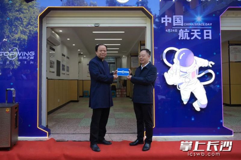 長郡中學黨委書記翁光龍接過密碼卡。