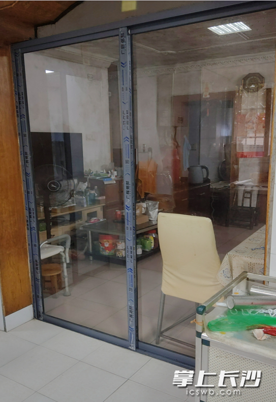 廚房重裝推拉門后，柳鑫如進(jìn)出更加方便了,。長(zhǎng)沙晚報(bào) 通訊員張西雅 攝