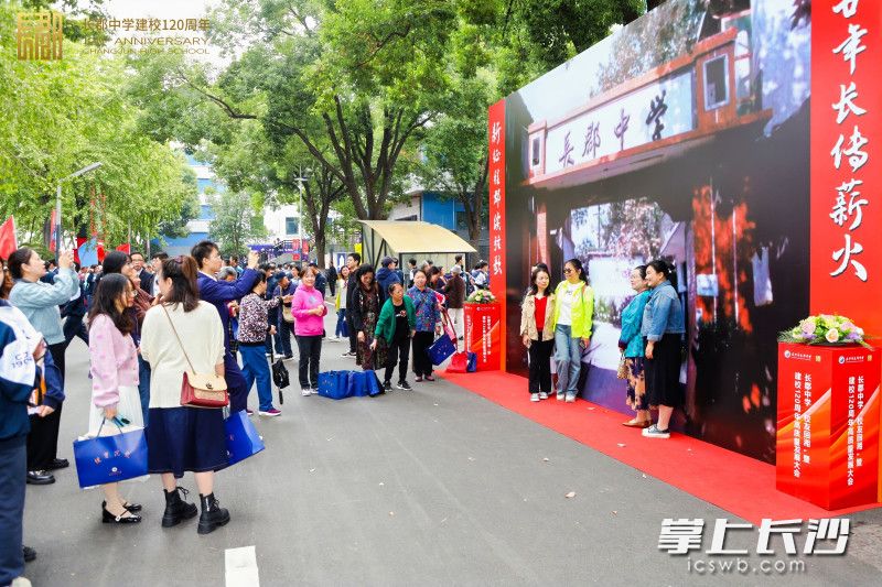 古樸的老校門成了回校校友們的熱門打卡地。長沙晚報(bào)通訊員 范嘉樹 攝