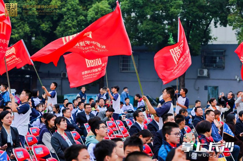 在校志愿者為校慶奉獻(xiàn)了自己的熱情。長沙晚報(bào)通訊員 范嘉樹 攝