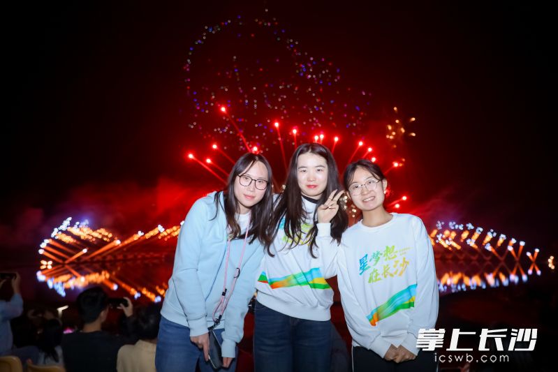 在天空劇院觀看周末焰火,。長(zhǎng)沙晚報(bào)通訊員 李鵬亮 攝 
